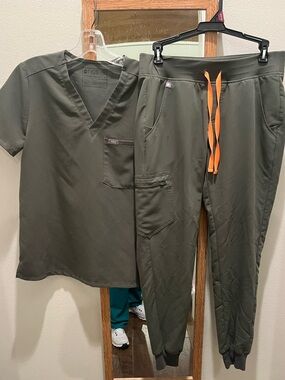 Figs scrub set- Zamora Joggers and Catrina top in Moss. Both size small